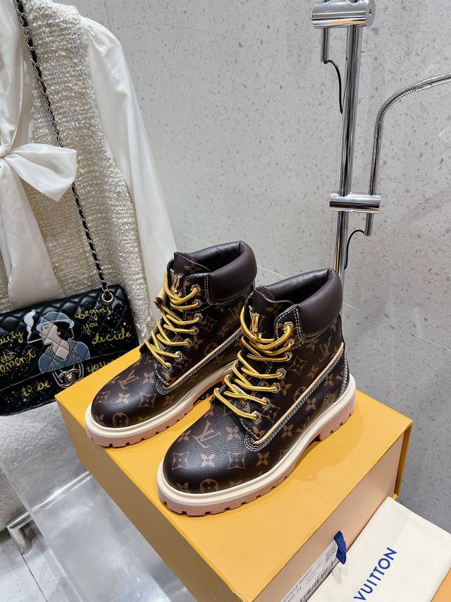 顶级版本 情侣款出厂 Lv X Timberland 添柏岚 联名款 老花 大黄靴 及踝靴 短靴 Lv X Timberland 及踝靴取材 Monogram